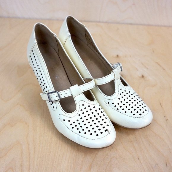 ModCloth (Chelsea Crew) "Matilda" Retro Heels in Cream - Picture 1 of 8